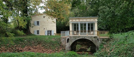 La Mouline et le pavillon de chasse qui seront privatisés pour vous.