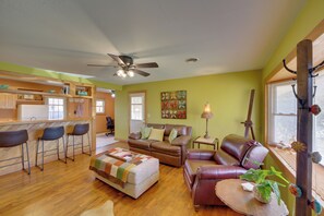 Living Room | Smart TV w/ Roku