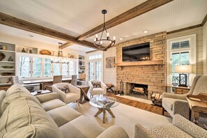 Living Room | Fireplace