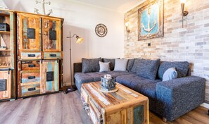 gemütliches, großes Kuschelsofa und Couchtisch mit vielen Spielen für Groß und Klen