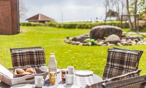 Frühstücken auf der überdachten Terrasse mit Ostseeblick