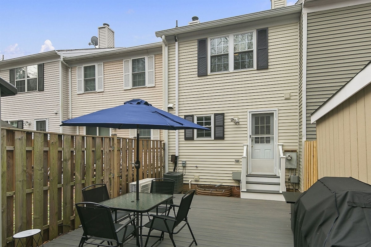 CityLimits: Charming Townhome 40 Min from DC