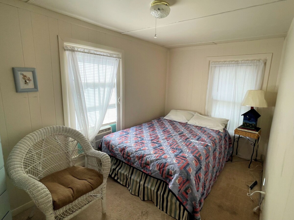 Always Sunny – Bright Island home. Pet Friendly – Close to Town & Carnival.