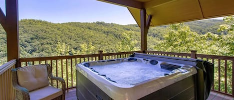 Hot Tub with Stunning Mountain Views!