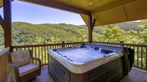 Hot Tub with Stunning Mountain Views!