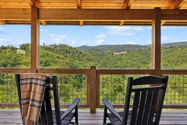 A short mountain drive away from all the top local attractions in Gatlinburg, Pigeon Forge, Townsend | Eaglebend Cabin by Great Smoky Mountains Cabin Rentals | Sevierville, TN