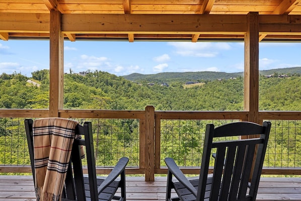 A short mountain drive away from all the top local attractions in Gatlinburg, Pigeon Forge, Townsend | Eaglebend Cabin by Great Smoky Mountains Cabin Rentals | Sevierville, TN