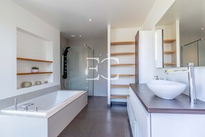 Bath + shower room 1 : ground floor