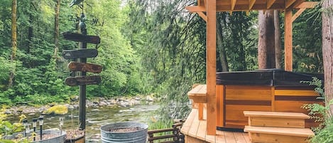 Dream Catcher Cabin-River facing hot tub