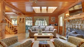 Dream Catcher Cabin-Living room facing front door