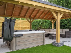 Hot tub | Ty Afon Reg - Ty Afon, Garnant, near Ammanford