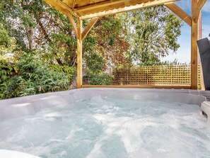 Hot tub | Woodpecker Barn - Harps Hall Barns, South Walton Highway, Wisbech