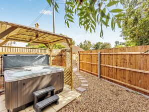 Hot tub | Woodpecker Barn - Harps Hall Barns, South Walton Highway, Wisbech