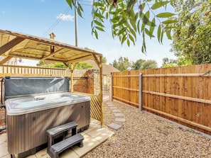 Hot tub | Woodpecker Barn - Harps Hall Barns, South Walton Highway, Wisbech