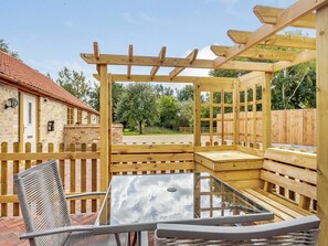 Outdoor area | Woodpecker Barn - Harps Hall Barns, South Walton Highway, Wisbech