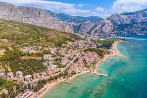 Direkte Umgebung des Objekts. Lage der Villa Allegra, nur wenige Gehminuten vom Meer und von der Stadt Omiš entfernt