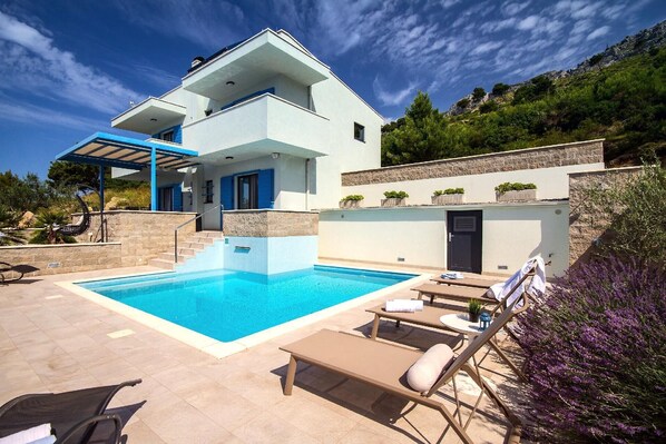 Terrasse. Villa Allegra mit privatem beheiztem Pool und offenem Meerblick