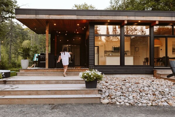 waterfront is just 100 feet to your front door