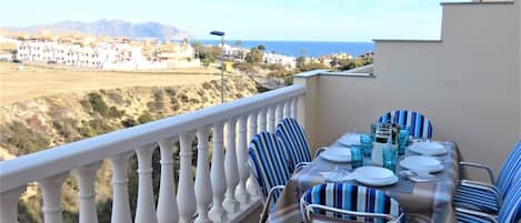 Terraza delantera con el mar y la montaña de fondo.