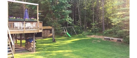 Deck with patio set. Backyard w/swingset & fire pit. Lawn games included!