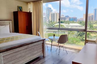 Close to Convention Center & shops with Pool /WiFi