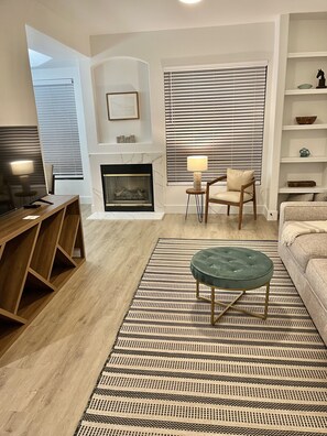 Spacious FR with large screen TV 