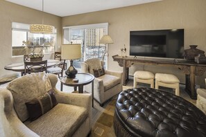 Living Room w/Smart TV