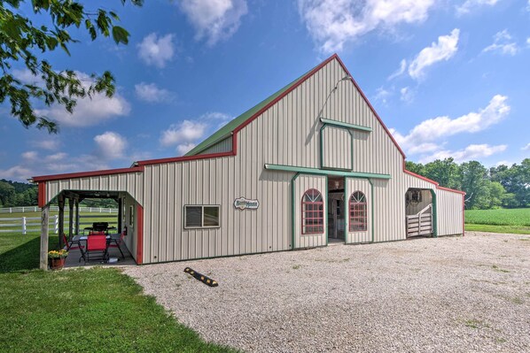 Perrysville Vacation Rental | Studio | 1BA | 2 Steps Required | 480 Sq Ft