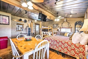 Single-Story Studio | Renovated Barn | Guest Horses Allowed