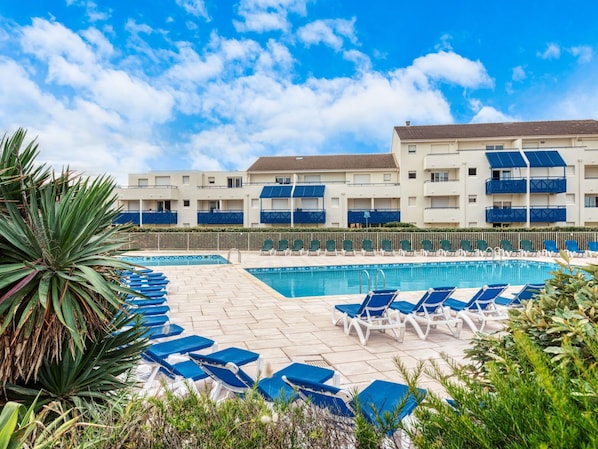Plant, Sky, Cloud, Water, Building, Swimming Pool, Azure, Outdoor Furniture, Condominium, Urban Design