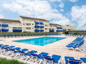 Cloud, Water, Sky, Property, Building, Plant, Swimming Pool, Window, Blue, Azure