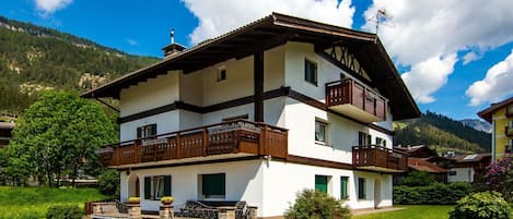 Wolke, Himmel, Pflanze, Gebäude, Eigentum, Fenster, Baum, Haus, Natürliche Landschaft, Grundstueck