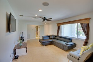 Living Room | Flat-Screen TV | Central A/C