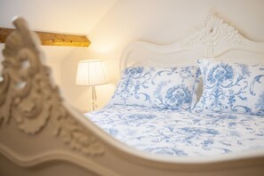 Threp'nybit Cottage, near Helmsley: Bedrooms with king-size beds