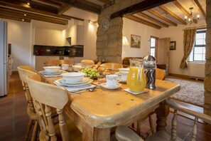 Threp'nybit Cottage, near Helmsley: Dining area comfortably seating six guests