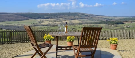 Threp'nybit Cottage: Outside seating area overlooking Bransdale