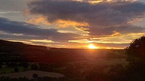 Threp'nybit Cottage, near Helmsley: Enjoy panoramic views and stunning sunsets from the cottage
