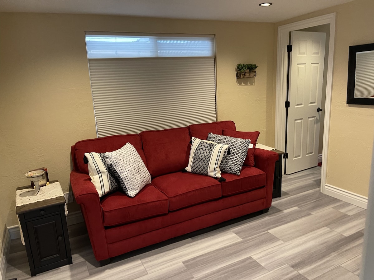 Snowbirds! Age 55+ Gated community. Pool. Jacuzzi. Pickle Ball