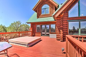 Deck | Private Hot Tub | Keyless Entry