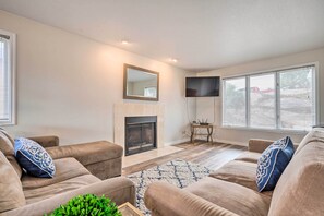 Living Area | Smart TV | Fireplace