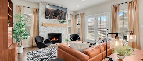 Located in a quiet family-friendly neighborhood in West Fayetteville, The Weston is the premier home away from home for anyone looking to take advantage of all this buzzing city has to offer.