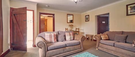 No.3 Rose Cottage Bamburgh, Belford - Host & Stay