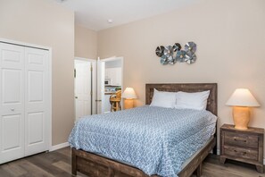 Bedroom 2 with Queen bed and modern finishings!