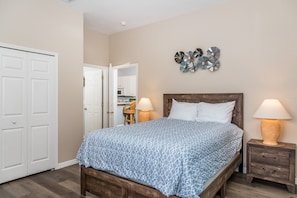 Bedroom 2 with Queen bed and modern finishings!