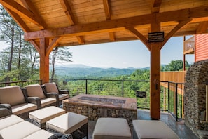 Gorgeous views. Outdoor firepit, pizza oven, hot tub & more!