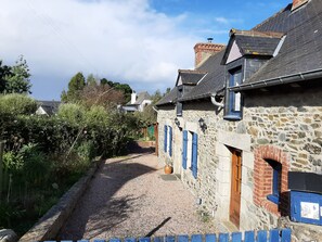 De ce point de vue, nous voyons la cour et au fond le jardin de 500m2