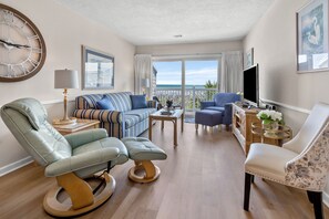 Living Room, Indoors, Room, Furniture, Building