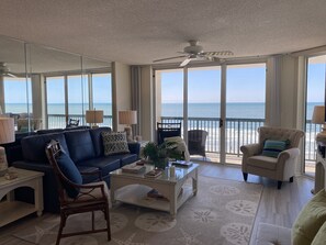 Flooring,Living Room,Indoors,Room,Couch