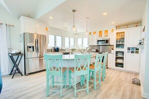 The fully equipped Kitchen with a counter bar ensures delicious meals all week that the family will love.