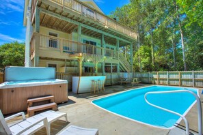 Pool/Hot Tub/Tiki Bar